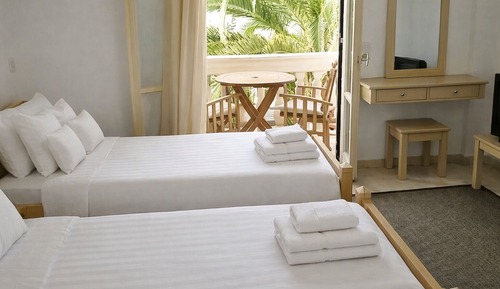 Comfort 2-Bedroom Apartment with Pool Access & 2 Balconies