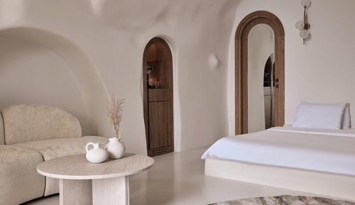 Water Retreat Suite with Infinity Pool and Hot tub