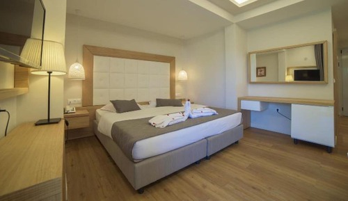Deluxe Double Room, Garden View