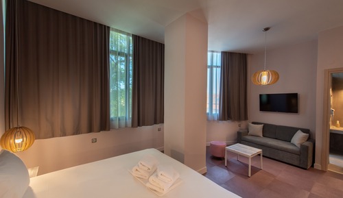 Basic Studio Suite, Pool View