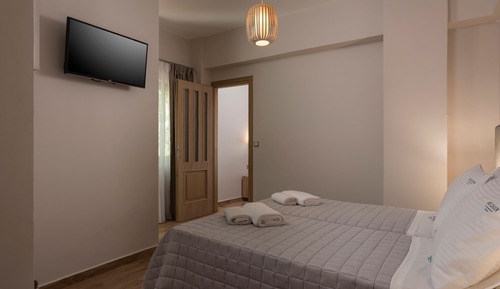 Family Room, Partial Ocean View (up to 6 guests)