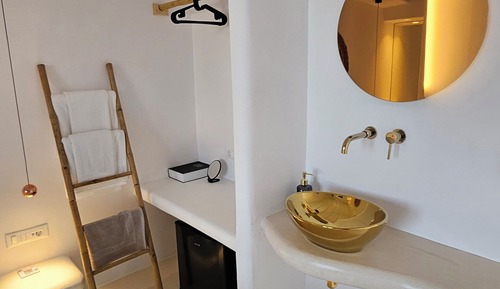 Honeymoon Suite, Sea View