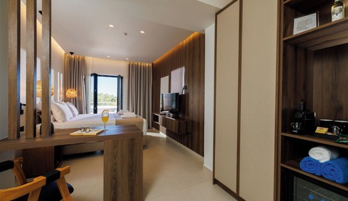 Deluxe Mini Suite with Jacuzzi