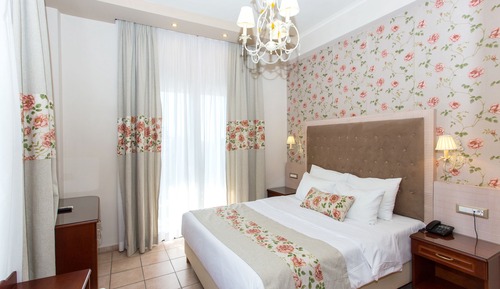 Family Room, 2 Bedrooms