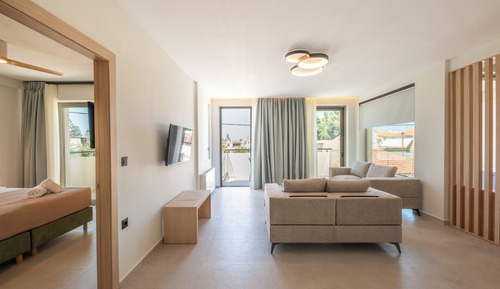 Deluxe Suite, Balcony, Courtyard View