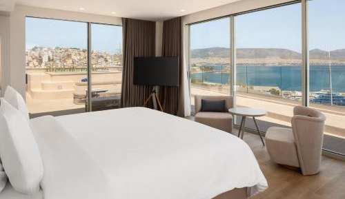 Luxury Suite with Pool and Sea Views