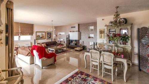 Two-Bedroom Deluxe Apartment with Garden View