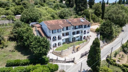 Two-Bedroom Deluxe Apartment with Garden View