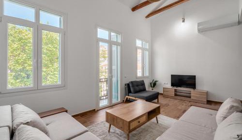 One-Bedroom Loft Apartment with One Queen Bed