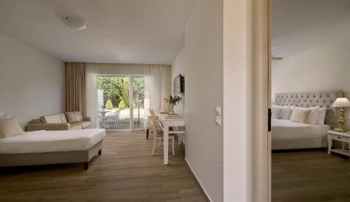 Suite with Pool View
