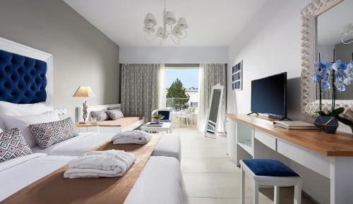 Deluxe Double Room with Side Sea View