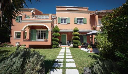 Villa with Garden View