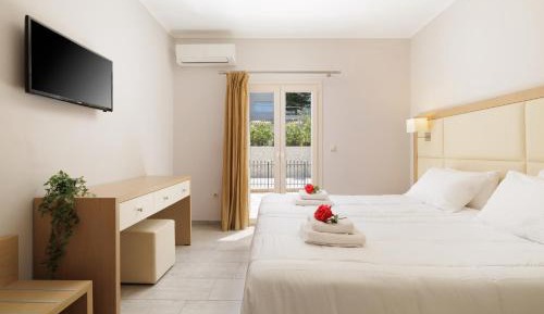 Deluxe Two-Bedroom Apartment with Garden View
