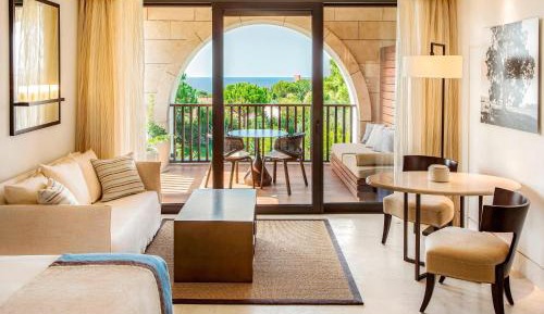 Deluxe Partial Sea View, Guest room, 1 King, Balcony