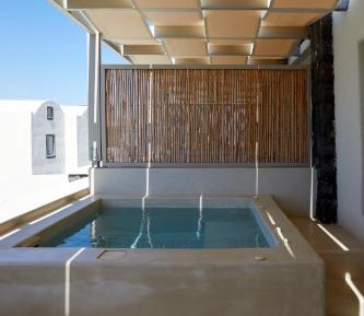 Queen Suite with outdoor heated Hot Hydromassage Tub