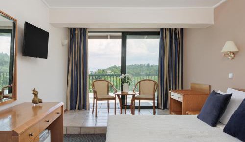 Deluxe Double Room with Side Sea View