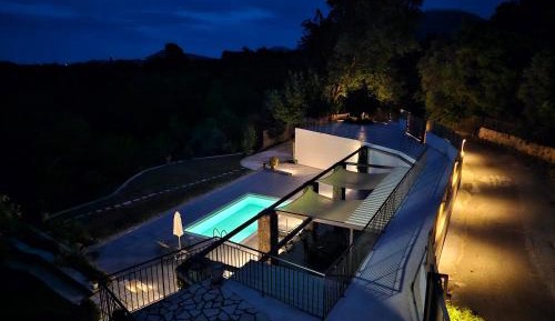 Deluxe Two-Bedroom Apartment with Garden View