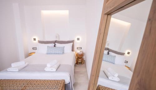 Queen Suite with Pool View