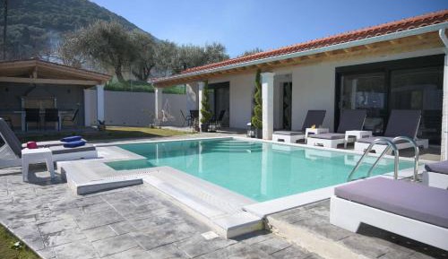 Six-Bedroom Villa 