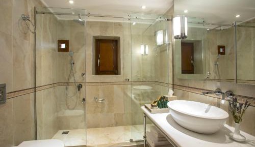 Deluxe Double Room (2 Adults + 1 Child)