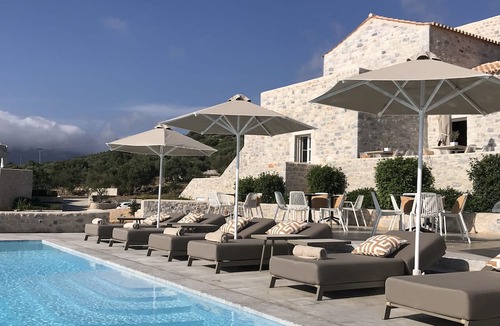 Omales Hotel | Bassa Maina Villas & Suites