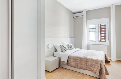 Neapoli-Sykies Apartment | Sanders New Town - Inviting 1-bdr Apt w Balcony