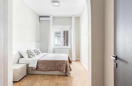 Neapoli-Sykies Apartment | Sanders New Town - Inviting 1-bdr Apt w Balcony