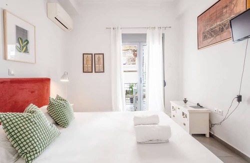 Neos Kosmos House | 4BR House Near Acropolis Roof Garden 12 Guests and Jacuzzi