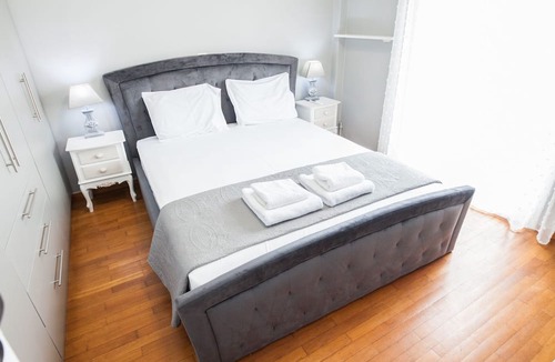 Galatsi Apartment | Modern apt with Increbilbe Athens Views
