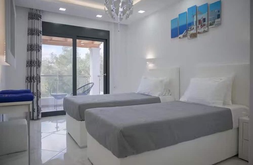 Messonghi Villa | 6 Bed Villa - Sleeps 15 - Pets - Pool - Jacuzzi