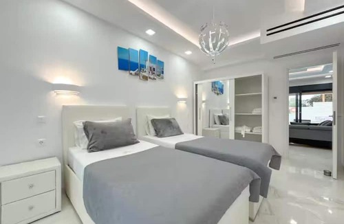 Messonghi Villa | 6 Bed Villa - Sleeps 15 - Pets - Pool - Jacuzzi