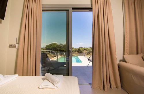 Mytikas House | IO Luxury Pool & Hot Tub Suites