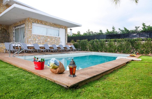 Kropia Villa | Homerez - Villa for 8 ppl. with swimming-pool, jacuzzi and garden at Kitsi