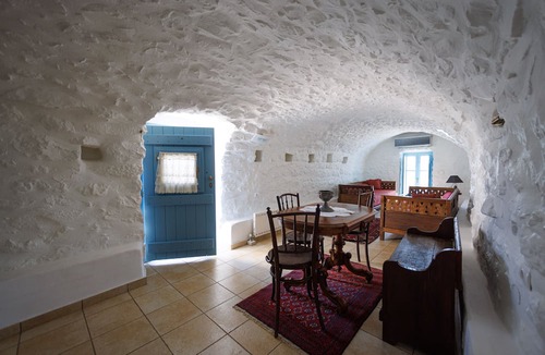 Omales Hotel | Lithos Stone Suites