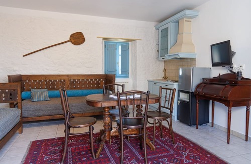 Omales Hotel | Lithos Stone Suites