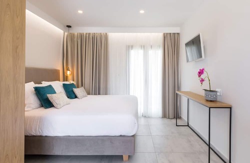 Perama House | V Luxury Suites