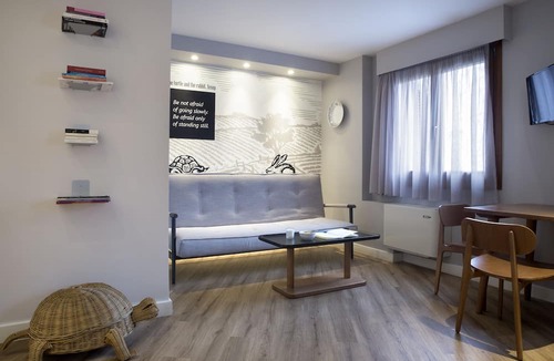 Gefira Mpania House | Apollon Library Suites