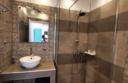 Perissa House | Evelina Pension