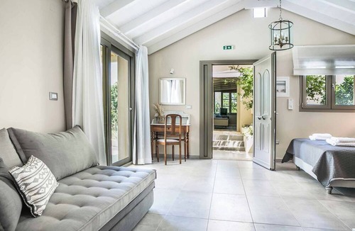 Argostoli Town Villa | Villa Fanari - This villa includes an private pool, WIFI & A/C