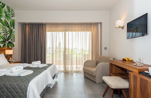 Pyrgos Psilonerou Hotel | Solimar Aquamarine Resort