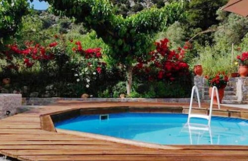 Kamariotis House | Rose Hedge
