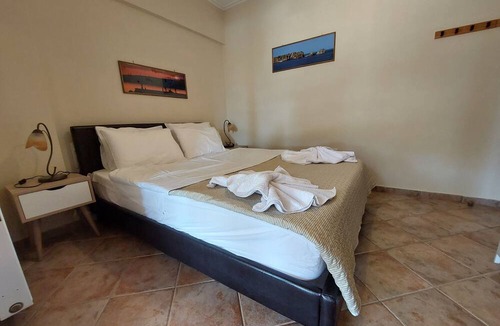 Pylos-Nestoras House | A comfortable and quiet guest house with a nice courtyard.
