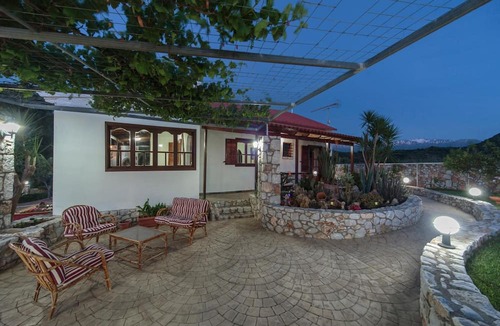 Agia Apartment | Apartment 'Christine House Platanias' with Sea View, Wi-Fi and Air Conditioning