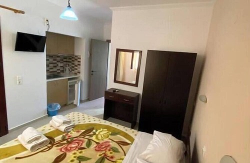 Vassiliki Apartment | Studio Apartment 'Studios and Apartments Thomas 11' with Balcony, Wi-Fi and Air Conditioning