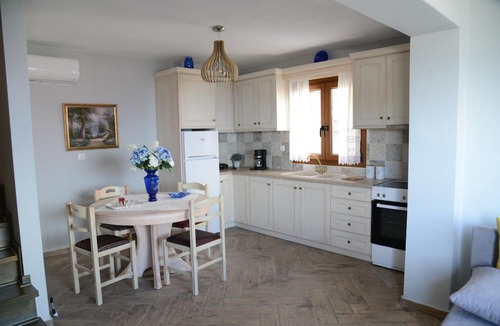 Sourpi Apartment | Goddess Athena Apartment