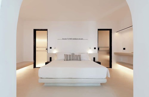 Oia Hotel | IKIES Santorini