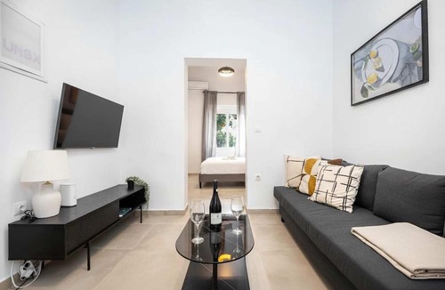 Vyronas Apartment | Warm & Stylish 1BR l King Bed