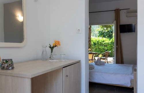 Ipsos Hotel | Wilde Rose Hotel