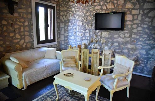 Arta Apartment | Arta Wood Stone Traditional Villa Central Stay