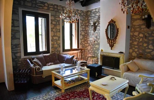 Arta Apartment | Arta Wood Stone Traditional Villa Central Stay
